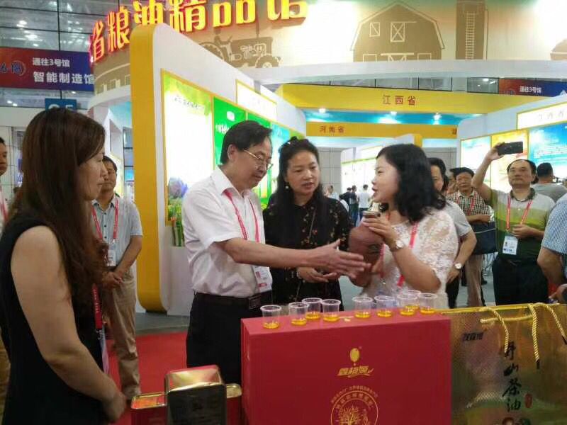 國家糧食儲備總局劉局長在展會現場觀看公司產品 湖北有機山茶油